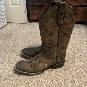 Circle G Distressed Arrowhead boots! Brand new! Size 8.5